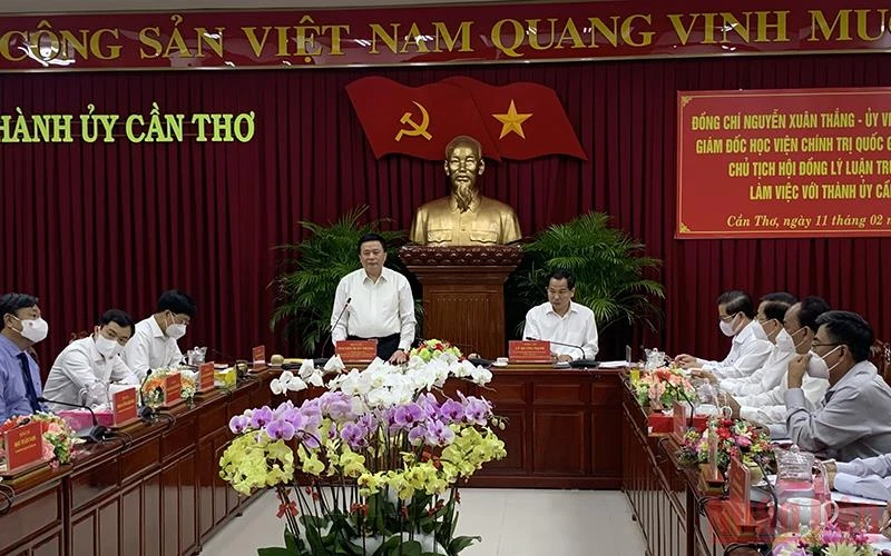 Đồng chí Nguyễn Xuân Thắng phát biểu tại buổi làm việc với Thành ủy Cần Thơ.