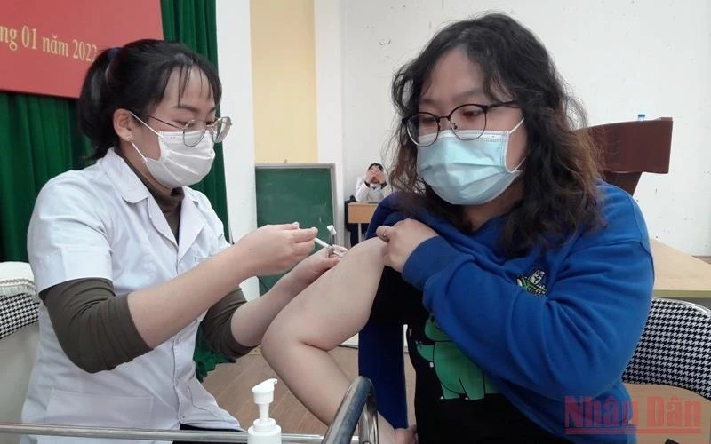 Nhân viên y tế tiêm mũi vaccine nhắc lại phòng Covid-19 cho người dân thành phố Thanh Hóa.