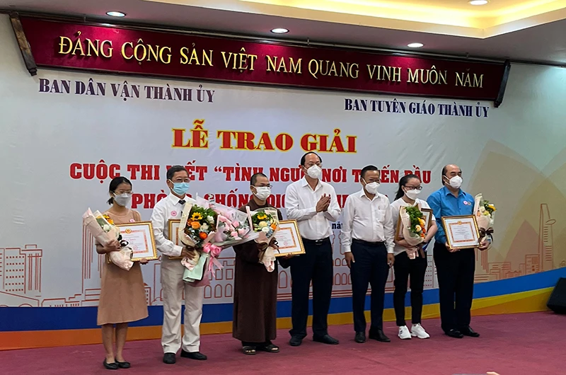 Trao giải cho các cán bộ, đảng viên, công chức, viên chức có bài viết xuất sắc.