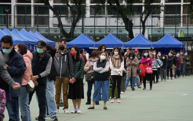 Người dân chờ xét nghiệm Covid-19 tại Hong Kong (Trung Quốc). Ảnh: Reuters