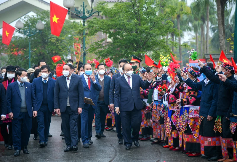 Hình ảnh Chủ tịch nước Nguyễn Xuân Phúc với các đại biểu dân tộc thiểu số tại Ngày hội Sắc Xuân trên mọi miền Tổ quốc năm 2022. Ảnh: THÀNH ĐẠT