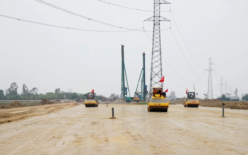 Các nhà thầu đang thi công nền đường dự án đoạn Nghi Sơn-Diễn Châu là dự án thành phần cao tốc bắc-nam phía đông ngày 10/12/2021. (Ảnh: Phạm Bằng)
