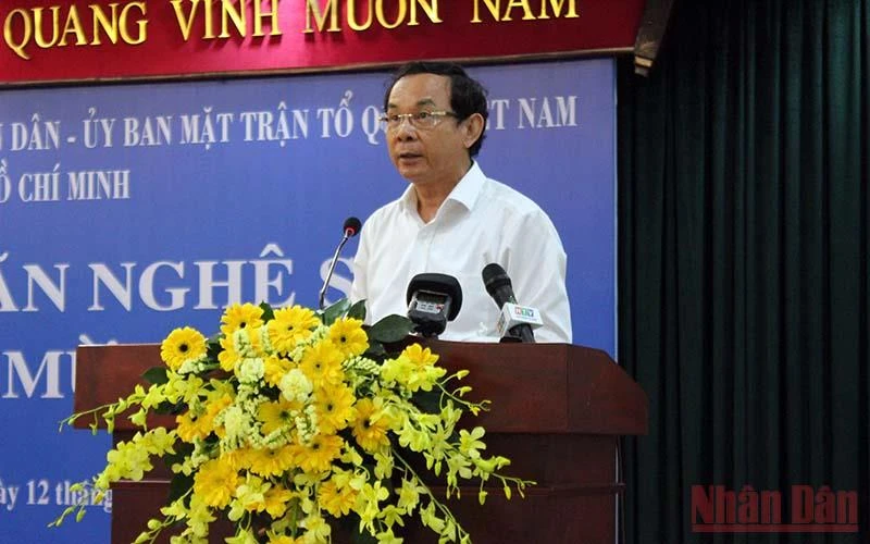 Đồng chí Nguyễn Văn Nên, Ủy viên Bộ Chính trị, Bí thư Thành ủy phát biểu trong buổi họp mặt.
