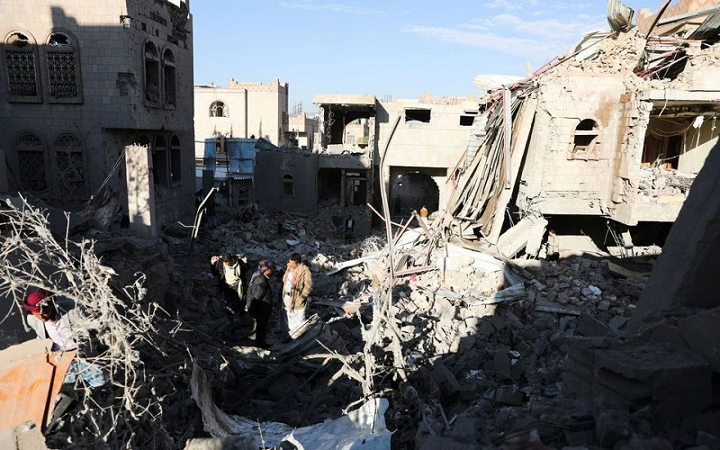 Khung cảnh đổ nát sau 1 cuộc không kích ở Sana’a, Yemen, ngày 18/1/2022. (Ảnh: REUTERS)