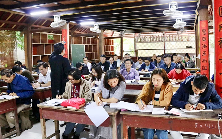 Học viên luyện viết chữ Hán tại Nhân Mỹ học đường.