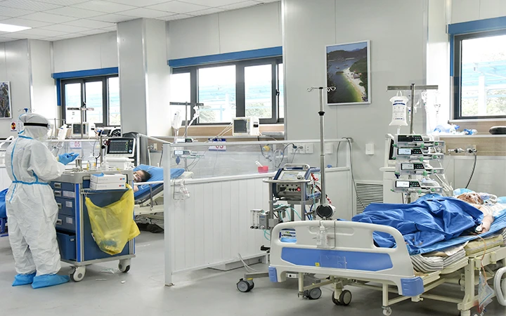 Điều trị cho bệnh nhân Covid-19 tại Bệnh viện dã chiến quận Hoàng Mai, thành phố Hà Nội. (Ảnh TRẦN HẢI)