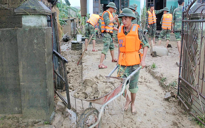 Cán bộ, chiến sĩ lực lượng vũ trang tỉnh Gia Lai giúp người dân ở phường Đoàn Kết, thị xã Ayun Pa, tỉnh Gia Lai khắc phục hậu quả bão, lũ năm 2021.