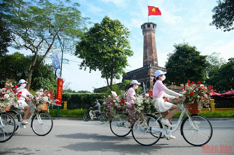 Sáng ngày 14/2, ngày lễ Tình nhân, người dân Hà Nội không giấu được sự thích thú và ngạc nhiên khi những cung đường thủ đô bỗng trở nên xinh đẹp, rực rỡ với sự xuất hiện của một rừng hoa khổng lồ. (Ảnh: THÀNH ĐẠT)  