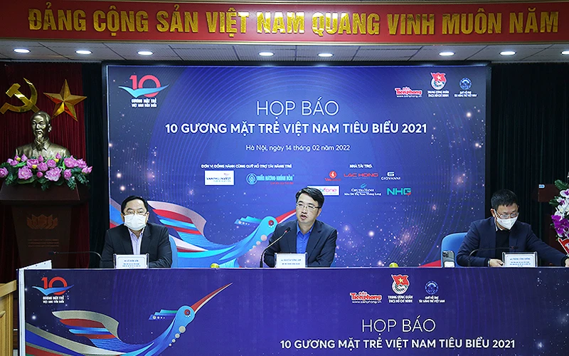 Bí thư Trung ương Đoàn Thanh niên Cộng sản Hồ Chí Minh, đồng chí Nguyễn Tường Lâm (ở giữa trong ảnh), cung cấp thông tin về tốp 20 đề cử Gương mặt trẻ VIệt Nam tiêu biểu năm 2021 tại buổi họp báo.