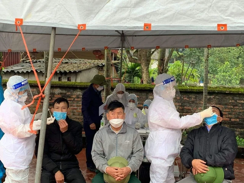 Test nhanh kháng nguyên Covid-19 cho công dân tại xã Văn Lang, huyện Hưng Hà, tỉnh Thái Bình.