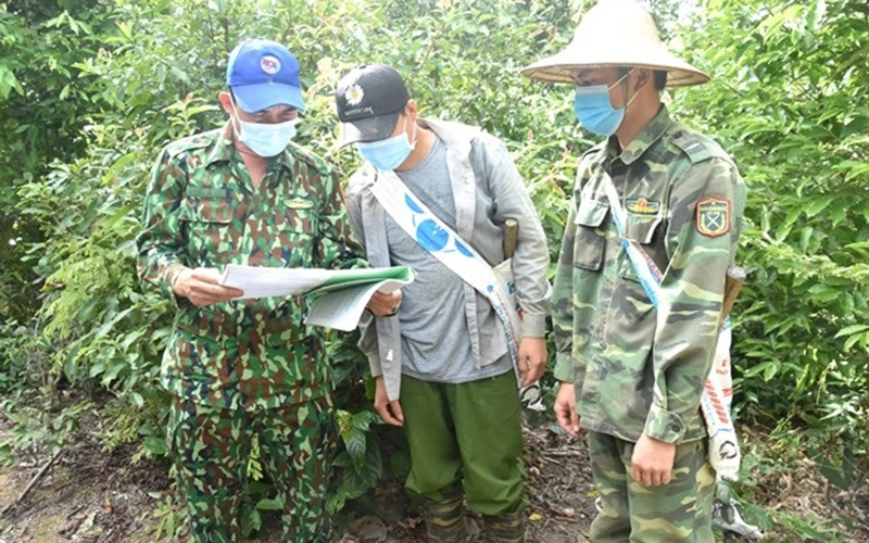 Người dân Điện Biên tuần tra, bảo vệ rừng trong diện tích được chi trả dịch vụ môi trường rừng.