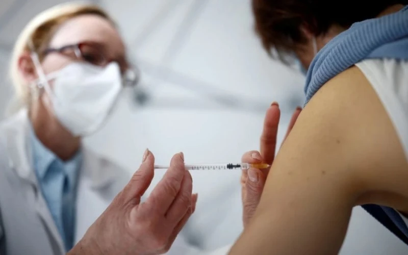 Tiêm vaccine ngừa Covid-19 cho nhân viên y tế ở La Baule, Pháp. (Ảnh: REUTERS)