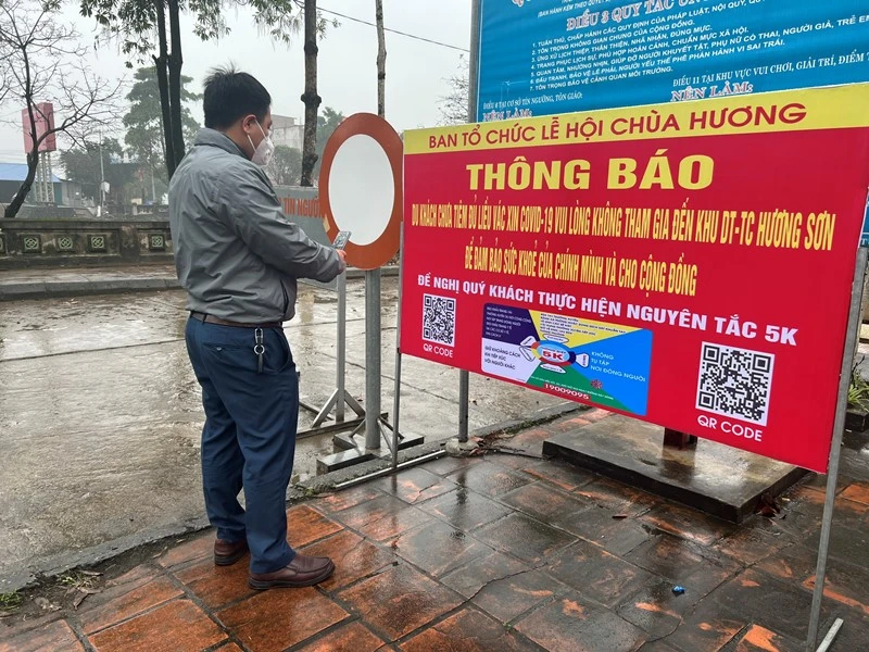 Khách tham quan quét mã QR trước khi tham quan chùa Hương trong thời gian “chạy thử” công tác tổ chức đón khách.