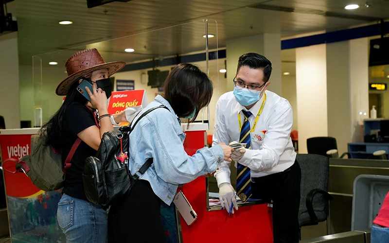 Hành khách làm thủ tục hàng không tại sân bay quốc tế Nội Bài (Hà Nội). 