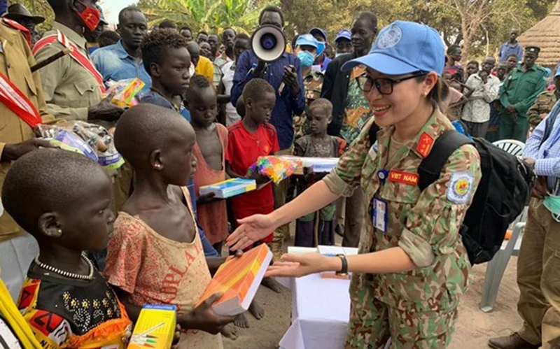 Sĩ quan của lực lượng gìn giữ hòa bình Việt Nam tặng quà cho trẻ em tại Phân khu Tây trong chuyến tuần tra và làm việc với chính quyền địa phương cùng Tư lệnh Phái bộ ở Nam Sudan (tháng 11/2020).