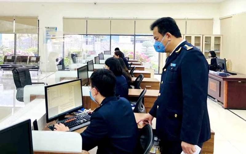 Chi cục Hải quan cửa khẩu Hoành Mô, tỉnh Quảng Ninh triển khai hệ thống thông quan điện tử giúp doanh nghiệp giảm bớt thời gian và chi phí. (Ảnh QUANG THỌ)