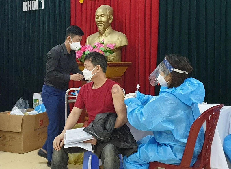Phường Hồng Sơn (TP Vinh) tổ chức tiêm vaccine lưu động đến tận các khối, xóm.