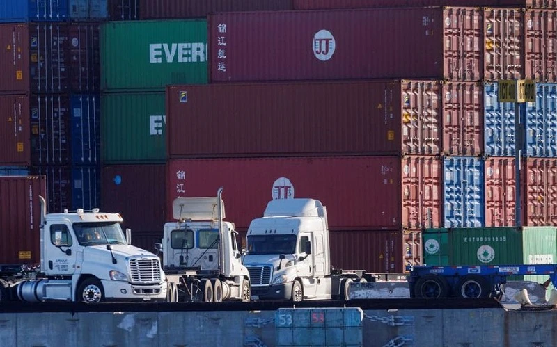 Xe tải bốc dỡ container tại cảng Los Angeles ở Los Angeles, California, Mỹ, ngày 22/11/2021. (Ảnh: Reuters)