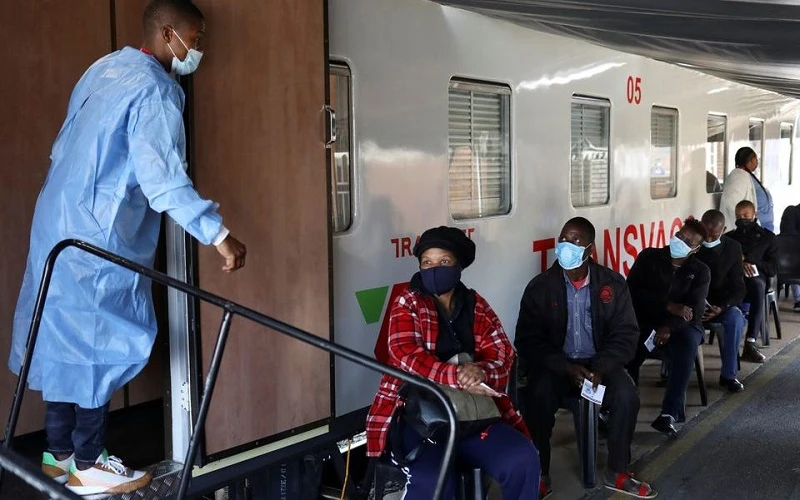 Người dân Nam Phi xếp hàng chờ tiêm vaccine ngừa Covid-19 tại ga tàu Springs ở East Rand, ngày 30/8/2021. (Ảnh: REUTERS)