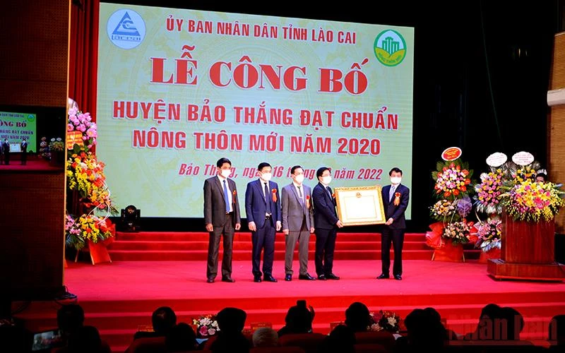 Bí thư Tỉnh ủy Lào Cai Đặng Xuân Phong trao Bằng công nhận đạt chuẩn nông thôn mới năm 2020 cho Đảng bộ, chính quyền và nhân dân huyện Bảo Thắng.