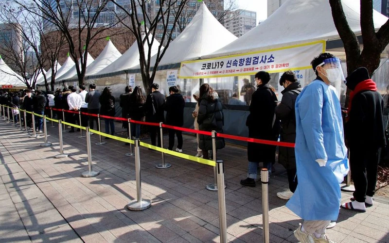 Xếp hàng chờ xét nghiệm Covid-19 tại điểm xét nghiệm tạm thời ở City Hall Plaza, Seoul, Hàn Quốc, ngày 10/2/2022. (Ảnh: REUTERS)