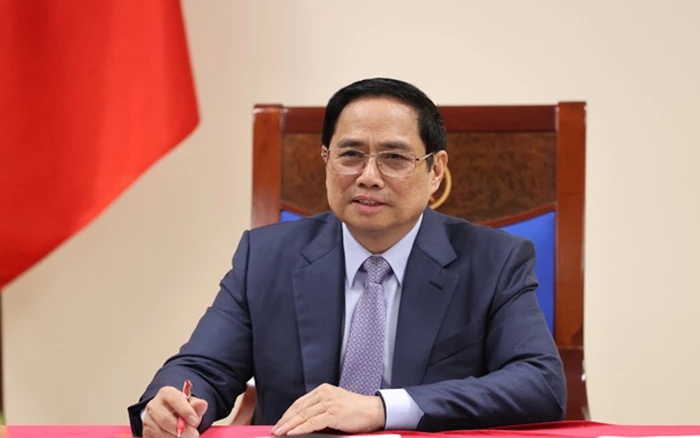 Thủ tướng đề nghị Chủ tịch, Giám đốc điều hành Pfizer quan tâm thúc đẩy càng sớm càng tốt việc cung ứng 22 triệu liều vaccine dành cho trẻ em từ 5 đến dưới 12 tuổi tại Việt Nam ngay trong những ngày tới - Ảnh: VGP/Nhật Bắc