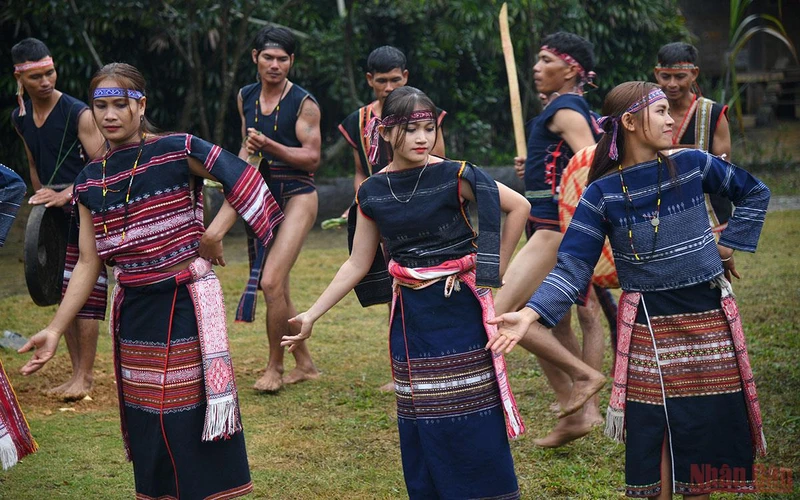 Những điệu múa trong sự kiện tái hiện lễ cưới người Ba Na. (Ảnh: THÀNH ĐẠT)