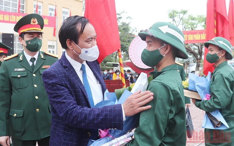 Lãnh đạo tỉnh Quảng Trị tặng quà động viên các tân binh.
