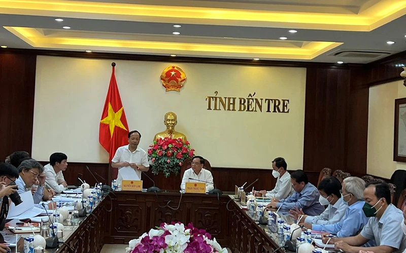 Thứ trưởng Giao thông Vận tải Nguyễn Duy Lâm phát biểu trong buổi làm việc tại tỉnh Bến Tre.