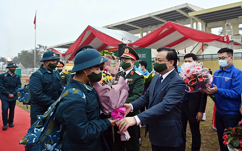 Lãnh đạo thành phố Hà Nội tặng hoa, động viên tân binh tại huyện Đông Anh trước giờ lên đường nhập ngũ. (Ảnh ĐĂNG ANH) 