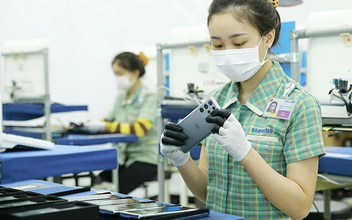 Lắp ráp điện thoại thông minh tại Công ty Samsung Electronics Việt Nam Thái Nguyên. (Ảnh: TTXVN)