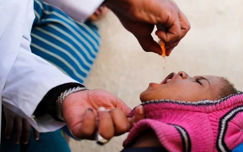 Trẻ em uống vaccine phòng bại liệt trong chiến dịch phòng bệnh ở Sanaa, Yemen, ngày 20/2/2017. (Ảnh minh họa: REUTERS)