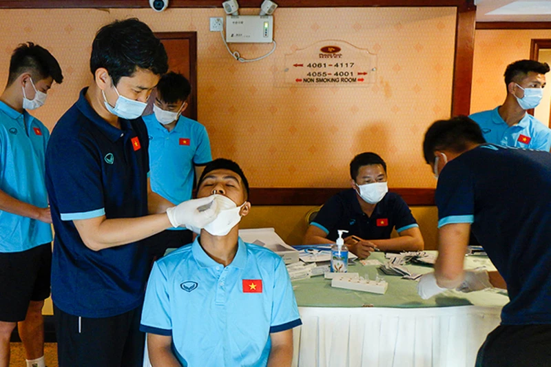 Đội tuyển U23 Việt Nam thực hiện xét nghiệm Covid-19. (Ảnh: VFF)