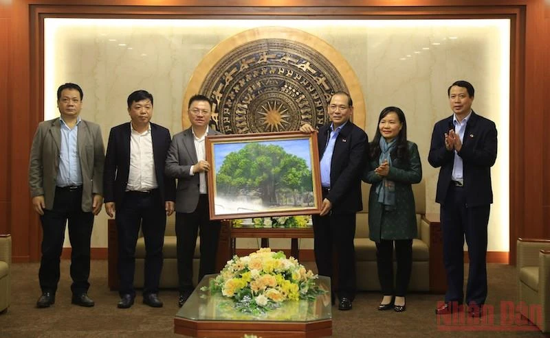 Tổng Biên tập Báo Nhân Dân Lê Quốc Minh tặng quà lưu niệm cho tỉnh Phú Thọ.