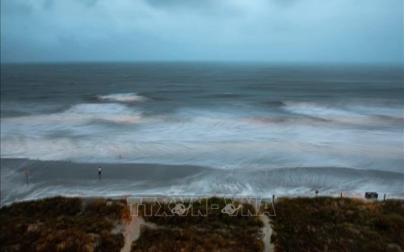 Sóng biển dâng cao khi bão Isaias đổ bộ vào bờ biển bang Nam Carolina, Mỹ. (Ảnh minh họa: AFP/TTXVN)
