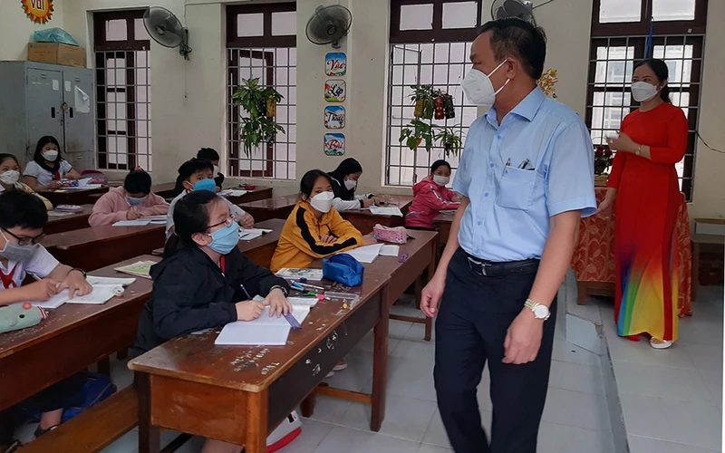 Lãnh đạo tỉnh Phú Yên kiểm tra, nhắc nhở các trường học tăng cường công tác phòng, chống dịch Covid-19.