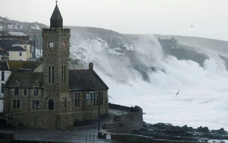 Bão Eunice gây sóng to và gió mạnh khi đổ bộ vào thị trấn Porthleven, hạt Cornwall, Anh, ngày 18/2/2022. (Ảnh: REUTERS)