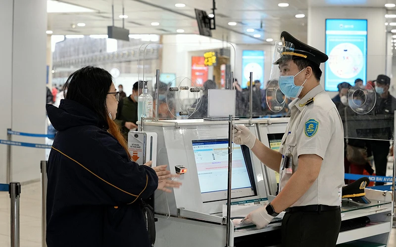 Hành khách làm thủ tục hàng không tại sân bay Nội Bài (Hà Nội).