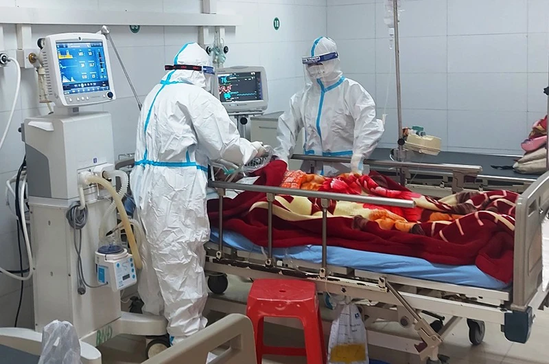 Chăm sóc, điều trị bệnh nhân Covid-19 tại Khoa Bệnh nhiệt đới, Bệnh viện Đa khoa tỉnh Thanh Hóa.