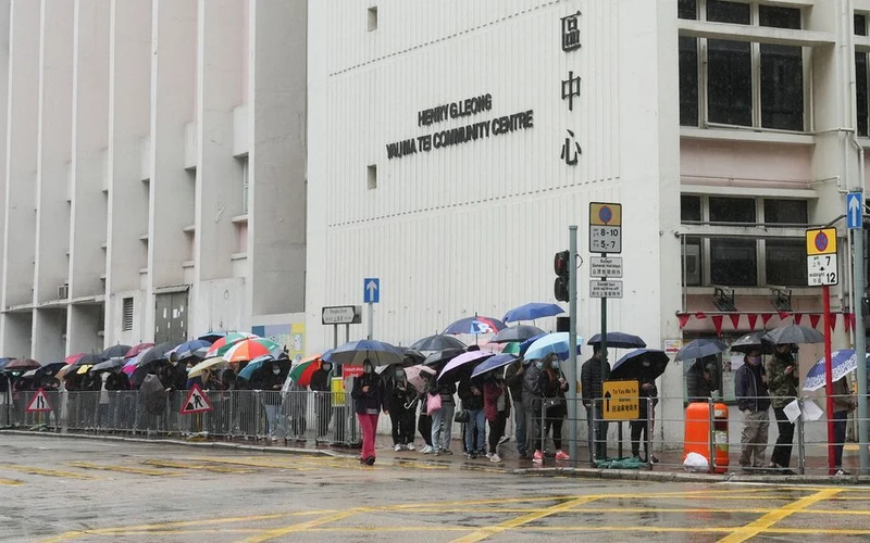 Người dân đội mưa xếp hàng chờ xét nghiệm Covid-19 ở Hồng Kông, Trung Quốc, ngày 19/2/2022. (Ảnh: REUTERS)