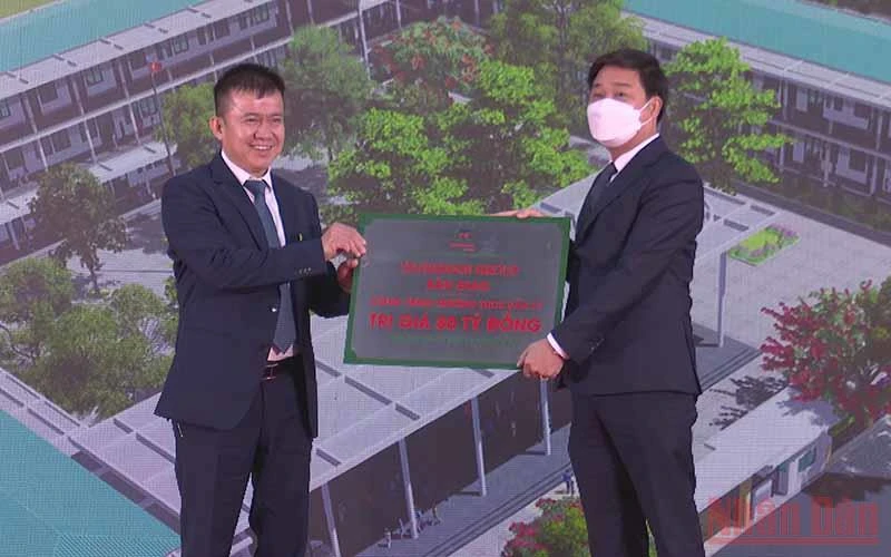 Lãnh đạo Tập đoàn Trung Nam trao biển bàn giao công trình Trường Trung học cơ sở Văn Lý cho lãnh đạo huyện Lý Nhân. 