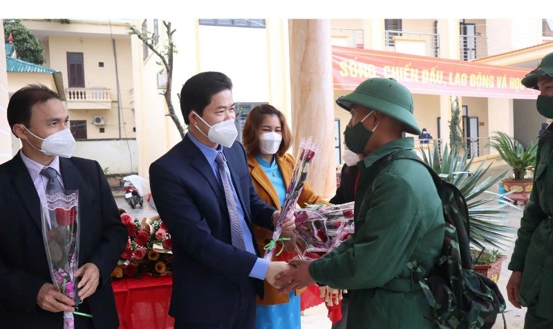Đồng chí Vũ Mạnh Hà, Ủy viên dự khuyết Trung ương Đảng, Trưởng Ban Tuyên giáo Tỉnh ủy Hà Giang tặng hoa cho các tân binh huyện Yên Minh.