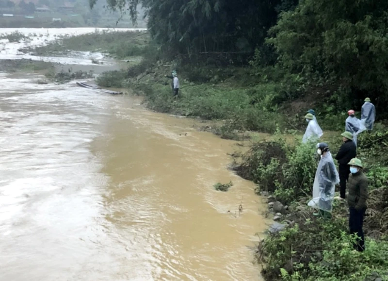 Lực lượng tìm kiếm nạn nhân dọc suối ngòi Hút, huyện Văn Yên (Yên Bái).