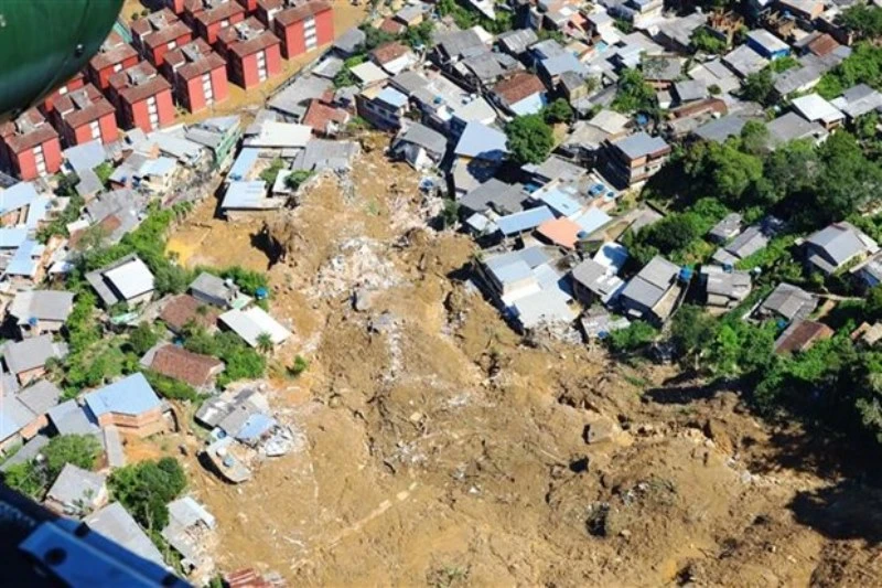 Nhà cửa bị tàn phá trong vụ sạt lở đất do mưa lớn ở thành phố cổ Petropolis, Đông Nam Brazil, ngày 18/2/2022. (Ảnh: AFP/TTXVN)