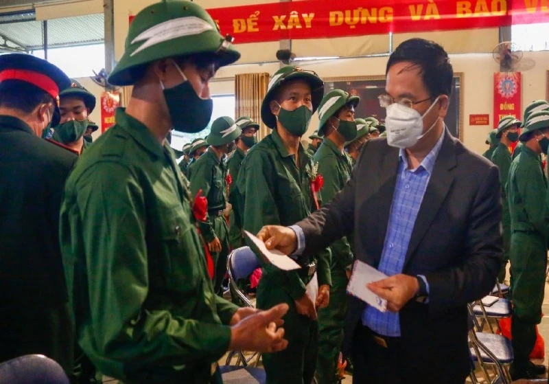 Các đồng chí lãnh đạo huyện Mường Ảng (tỉnh Điện Biên) tặng quà, động viên thanh niên huyện Mường Ảng lên đường nhập ngũ. 