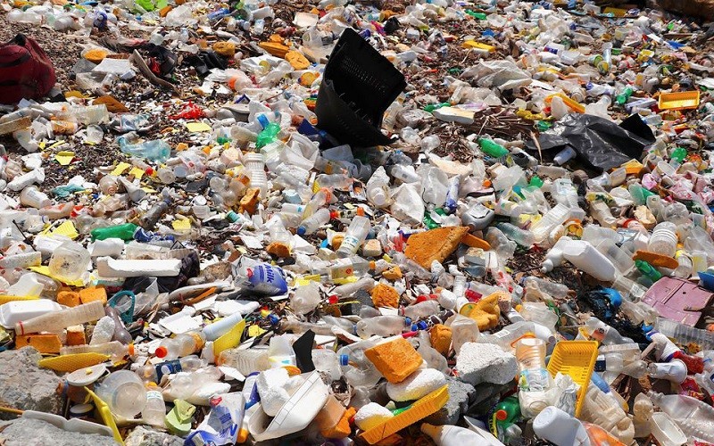 Một lượng lớn rác thải nhựa trôi dạt vào bờ cảng ở Port Moresby, Papua New Guinea, ngày 19/11/2018. (Ảnh: Reuters)