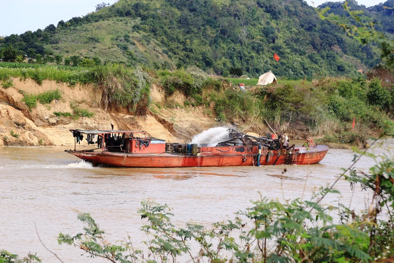 Sông Krông Nô có rất nhiều đơn vị khai thác cát nhưng nguồn thuế thu được còn chưa sát với thực tế sản lượng khai thác.