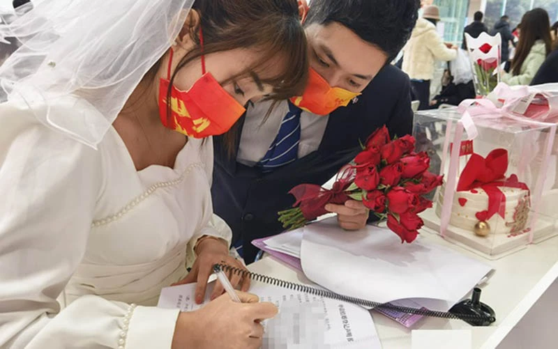 Một cặp đôi đăng ký kết hôn tại thành phố Phúc Châu, tỉnh Phúc Kiến. (Ảnh: Nhật báo Phúc Kiến)