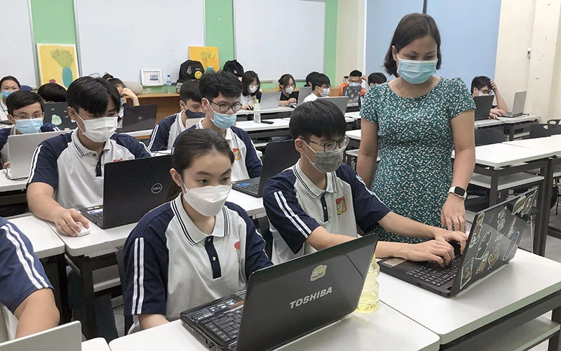 Giờ học tin học của học sinh Trường THPT chuyên Hùng Vương, tỉnh Phú Thọ. (Ảnh VĨNH HÀ) 