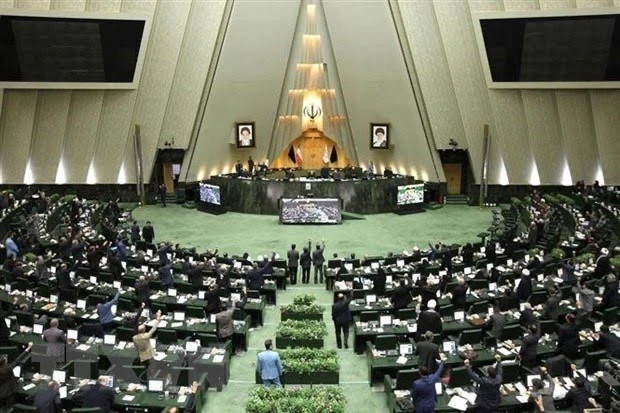 Các nghị sĩ Iran tham dự một phiên họp Quốc hội ở thủ đô Tehran. (Ảnh: AFP/TTXVN)